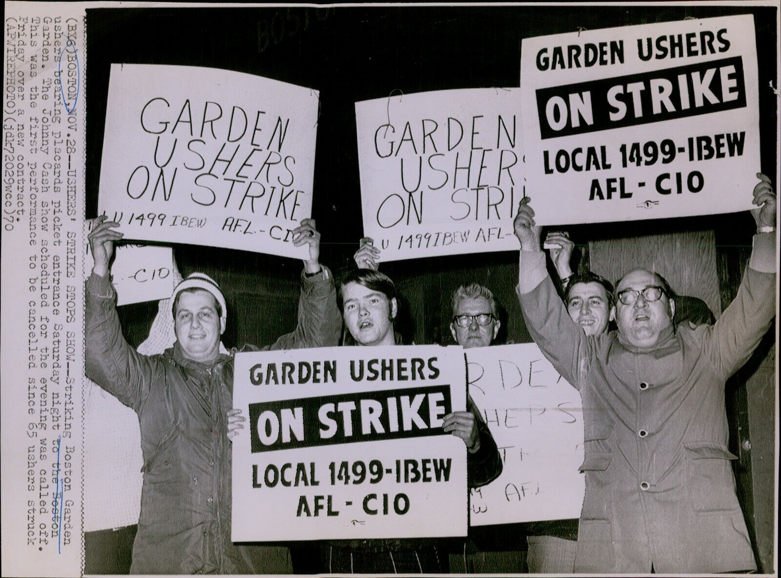 LG848 1970 Wire Photo USHERS STRIKE STOPS NOW Boston Garden Workers Placards