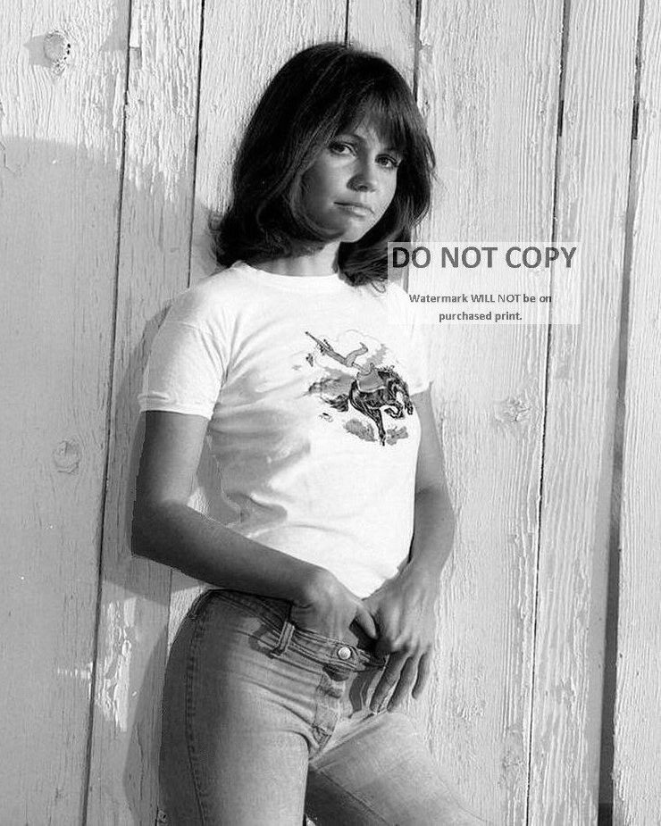 ACTRESS SALLY FIELD PIN UP - 8X10 PUBLICITY PHOTO (SP257)