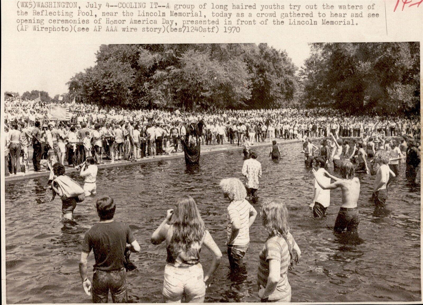 LG980 1970 AP Wire Photo COOLING IT LONG-HAIR HIPPY YOUTHS LINCOLN MEMORIAL POOL