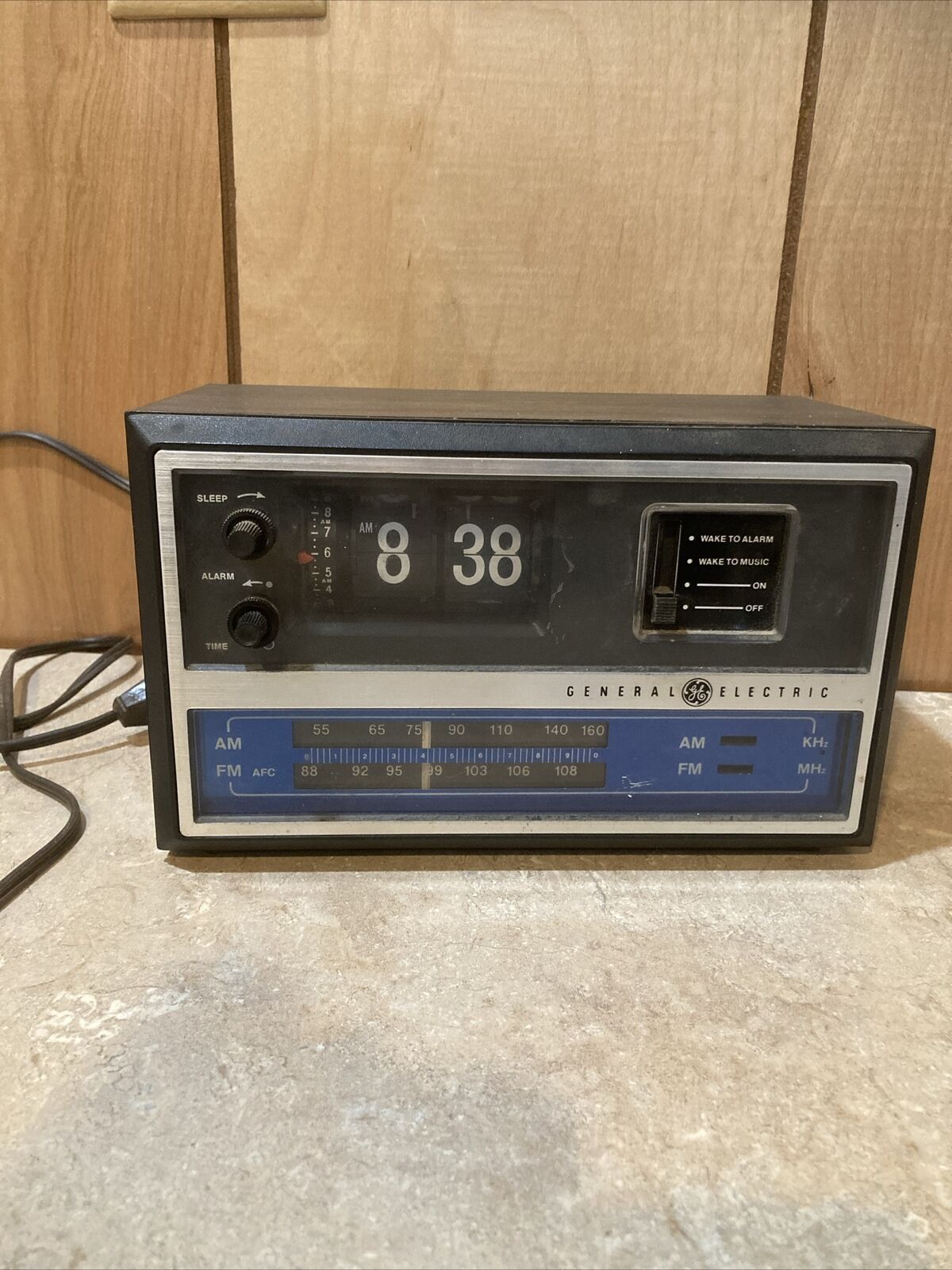 1970\'s General Electric Flip Clock Alarm  AM-FM Radio Model C4315B