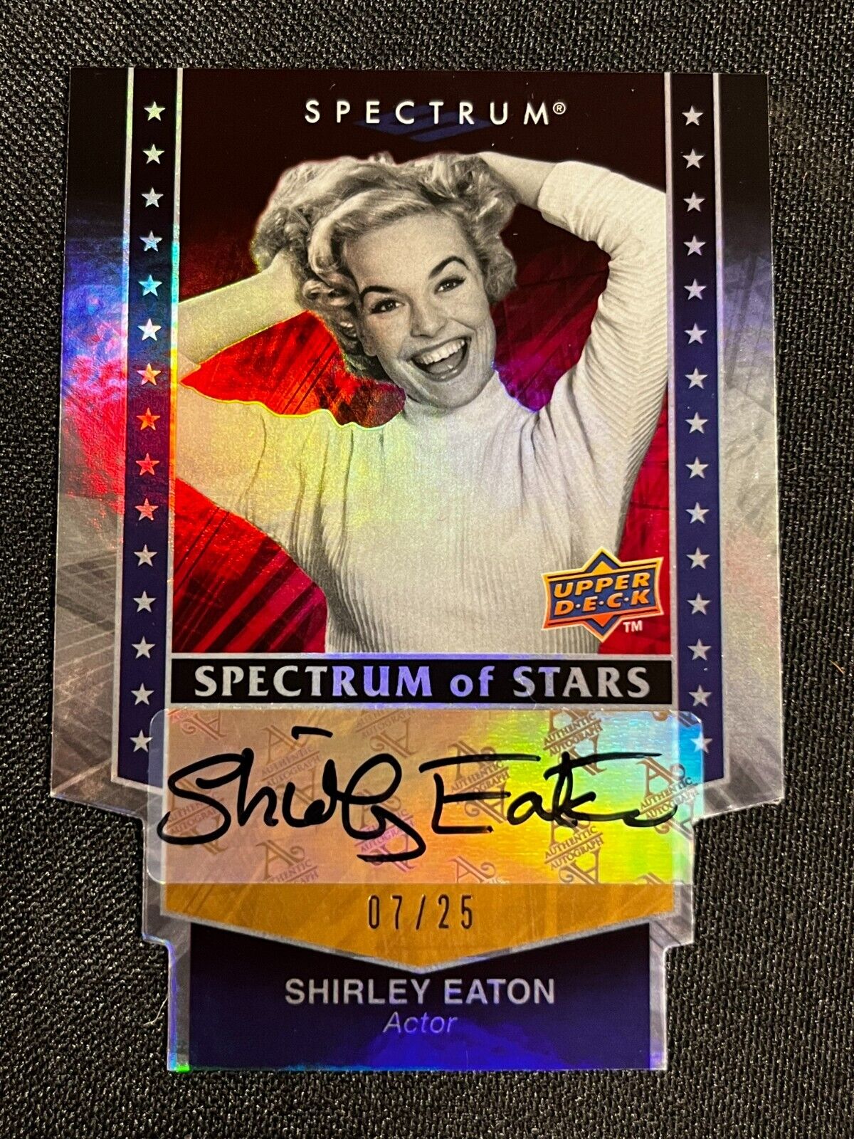 2008 UD Spectrum of Stars Shirley Eaton SSS-SE #RD 7/25 Diecut Autograph Card AA