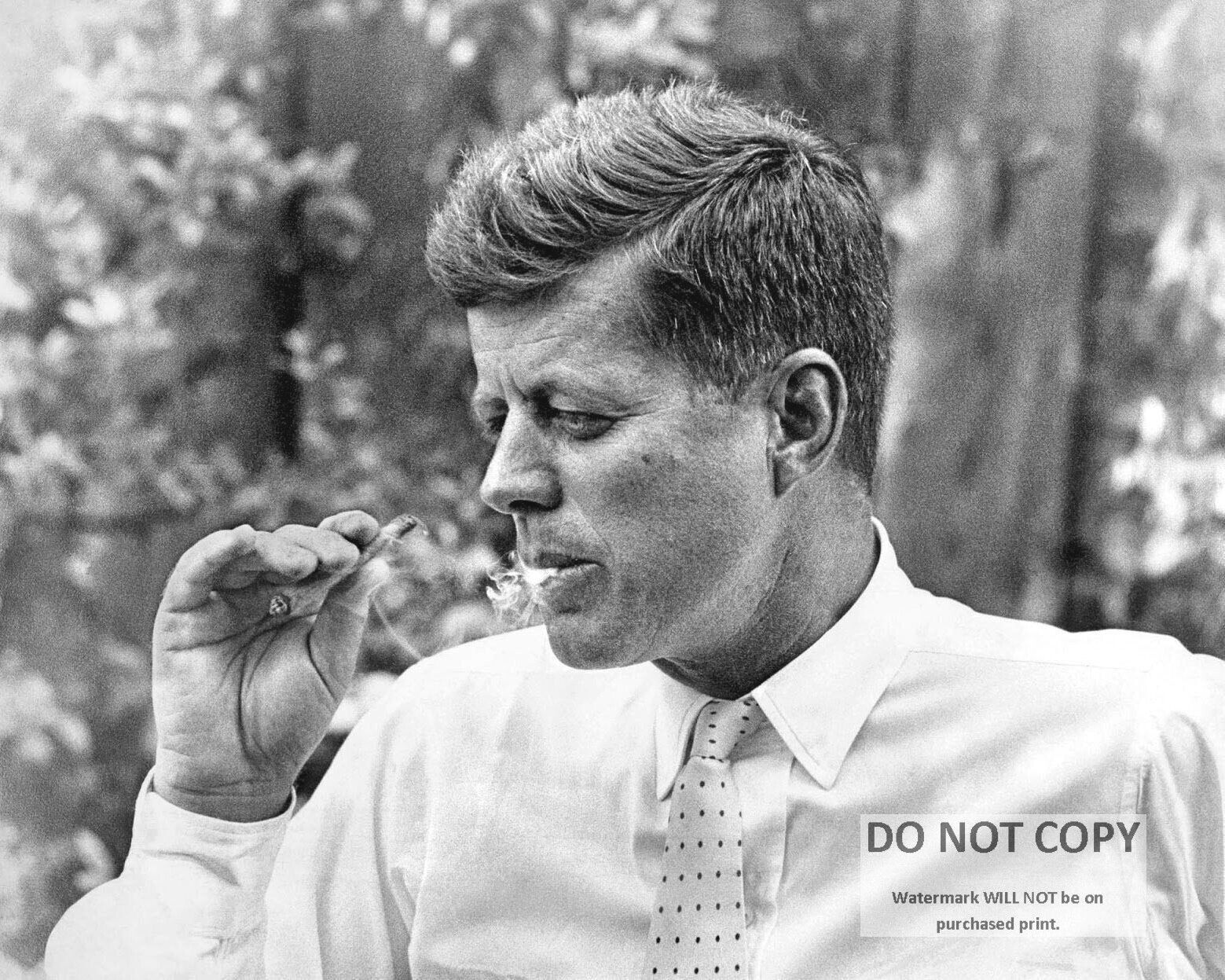 PRESIDENT JOHN F. KENNEDY SMOKES A CIGARILLO CIGAR IN 1963 - 8X10 PHOTO (RT778)