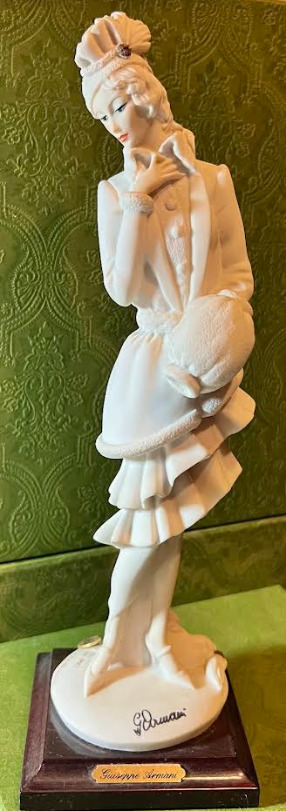 Lady with Muff; Giuseppe Armani; Porcelain Figurine 0408F 11\