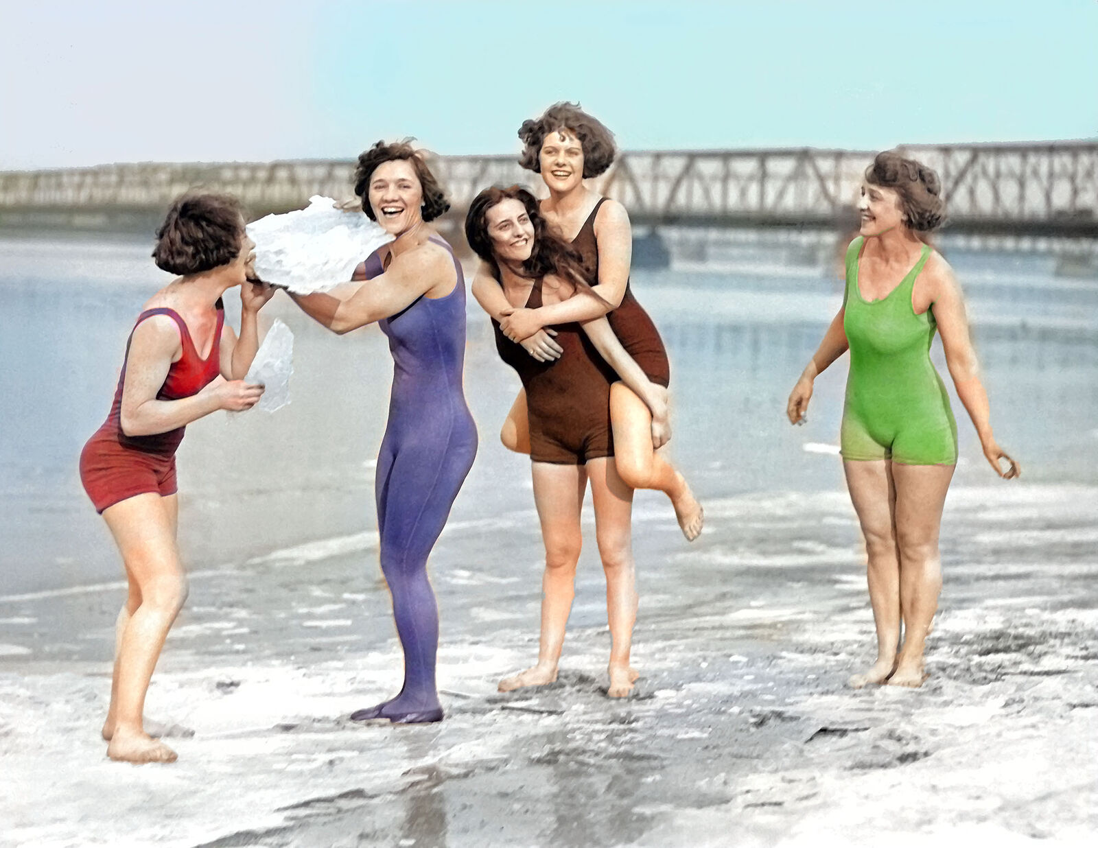 1924 Bathing Beauties Playing with Ice Photo 8.5\