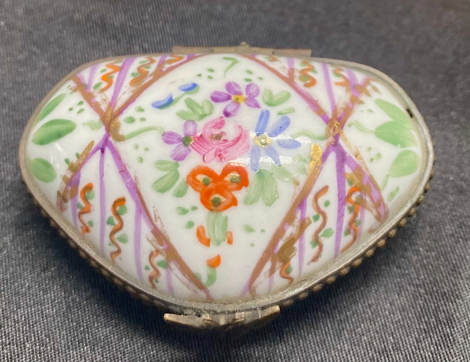BEAUTY ANTIQUE FRENCH HAND PAINTED PORCELAIN PILL BOX 2.2\