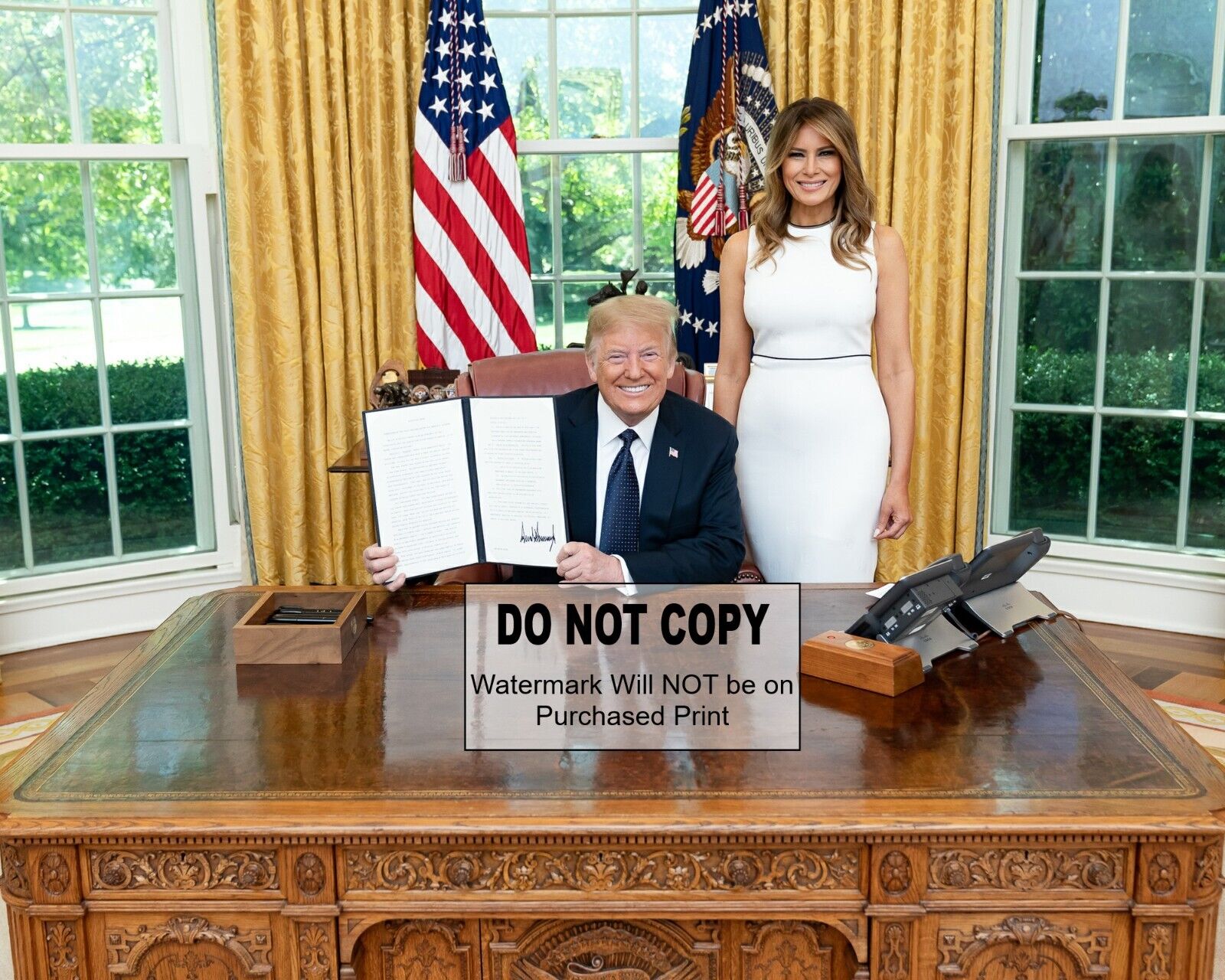 PRESIDENT DONALD TRUMP & First Lady Melania in Oval Office -  8X10 PHOTO (#1011)