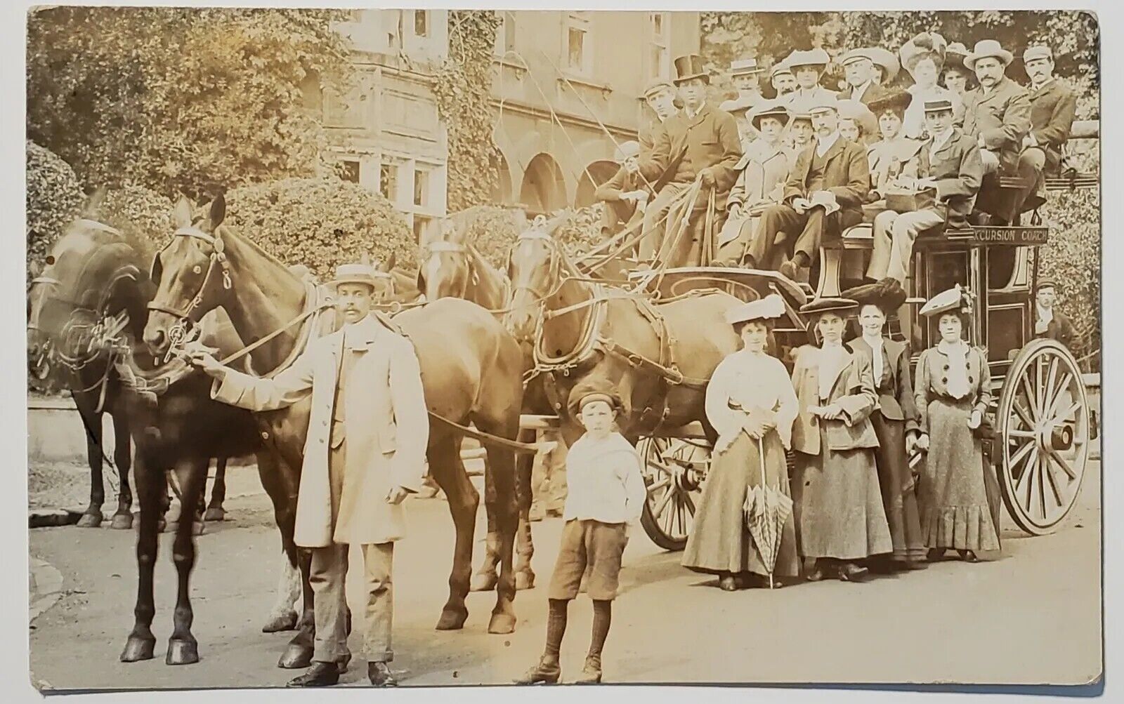 RPPC Horse Drawn Stage Coach Lovey Ladies Large Crowd Of Victorians Postcard O27