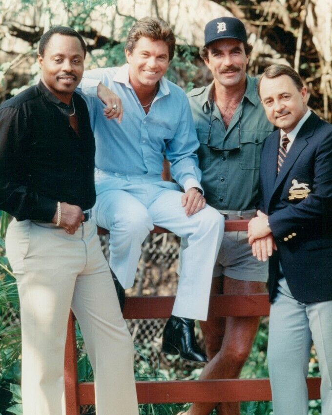 Magnum P.I. Tom Selleck,poses with castmates 8x10 Real Photo