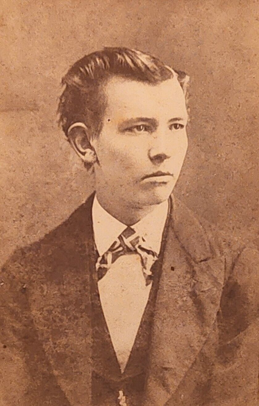1874 CDV Card ~ Fine Young Gentleman ~ W. Handsome ~ Chicago, Illinois. #-4503