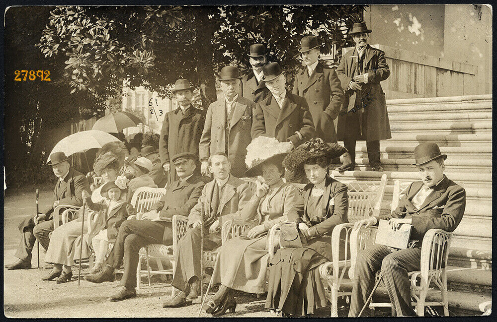 Abbazia, elegant women and men, amazing hats by Jellusich orig. Photograph, 1911