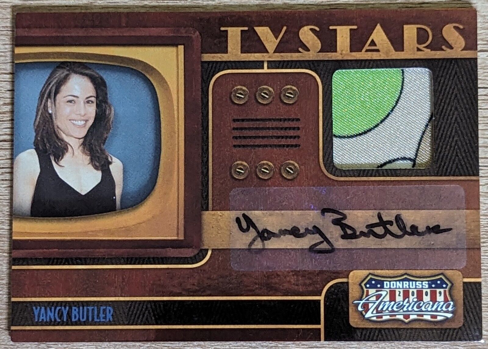 2009 Donruss Americana TV Stars Yancy Butler Autograph Costume Relic Card 26/75