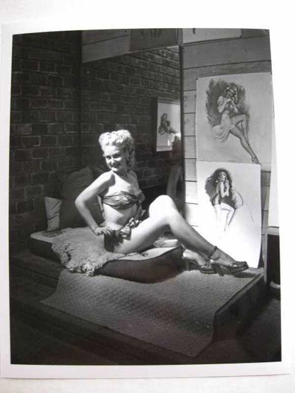 Photo Pinup Picture Artist Earl MacPherson Painting His Models T