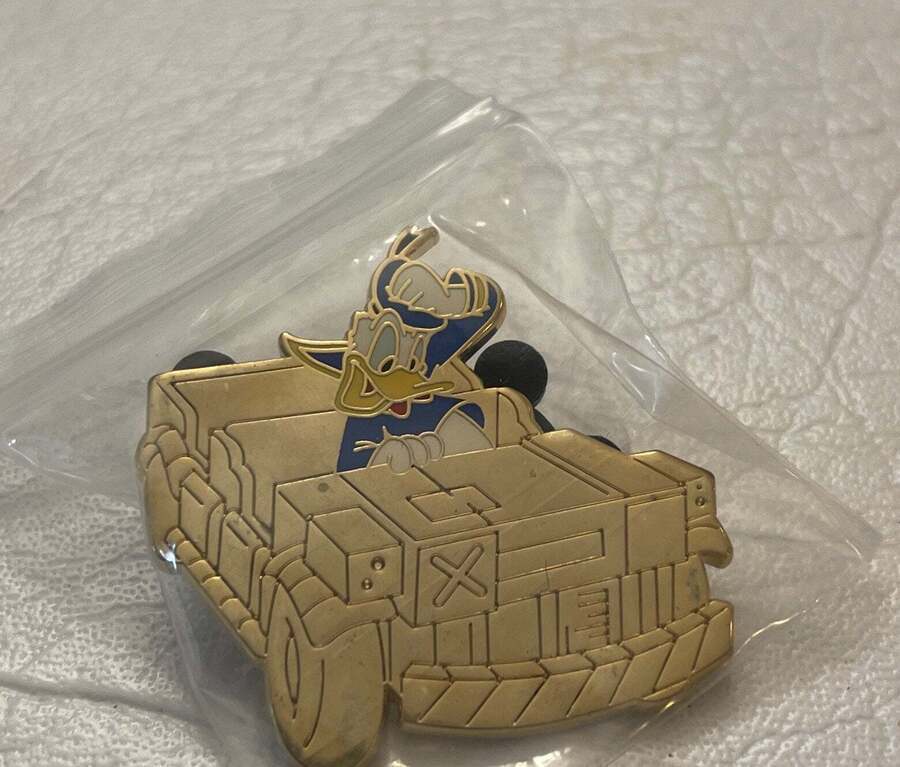 Disney Donald at Dinosaurs Chaser Attraction Ride Mystery GOLD Pin