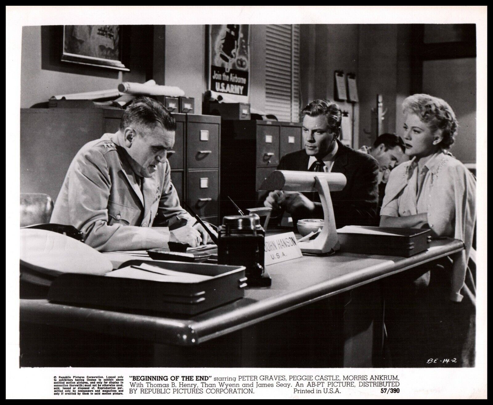 Peggie Castle + Peter Graves in Beginning of the End (1957) ORIGINAL PHOTO M 62