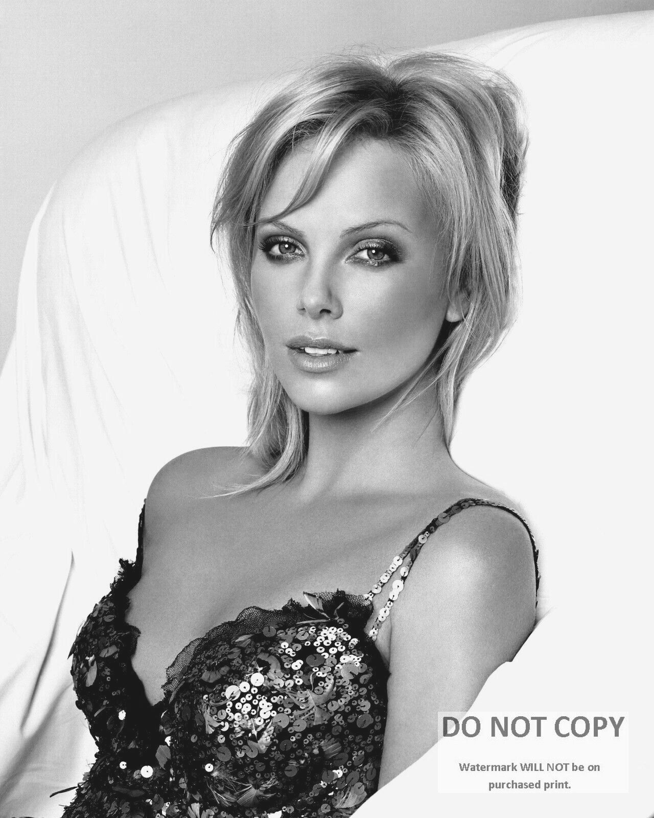 ACTRESS CHARLIZE THERON - 8X10 PUBLICITY PHOTO (EE-365)