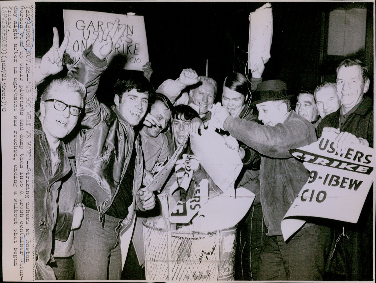 LG848 1970 Wire Photo WE GOT WHAT WE WANT Striking Ushers Boston Garden Victory