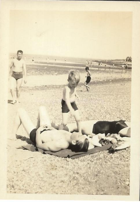 SMALL FOUND PHOTO Black And White Snapshot A DAY AT THE BEACH Original 210 53 Q