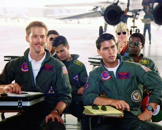 Top Gun 1986 Tom Cruise Anthony Edwards sit at desks in pilot school 8x10 photo