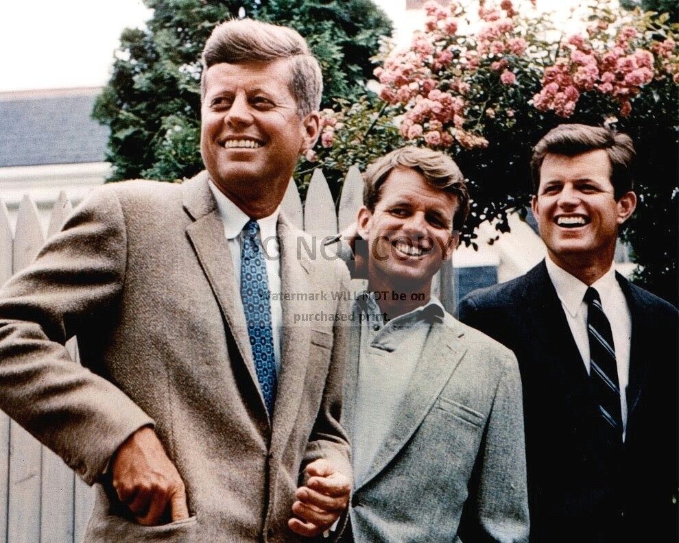 SEN JOHN F. KENNEDY WITH BROTHERS ROBERT AND EDWARD IN 1960  8X10 PHOTO (AA-414)