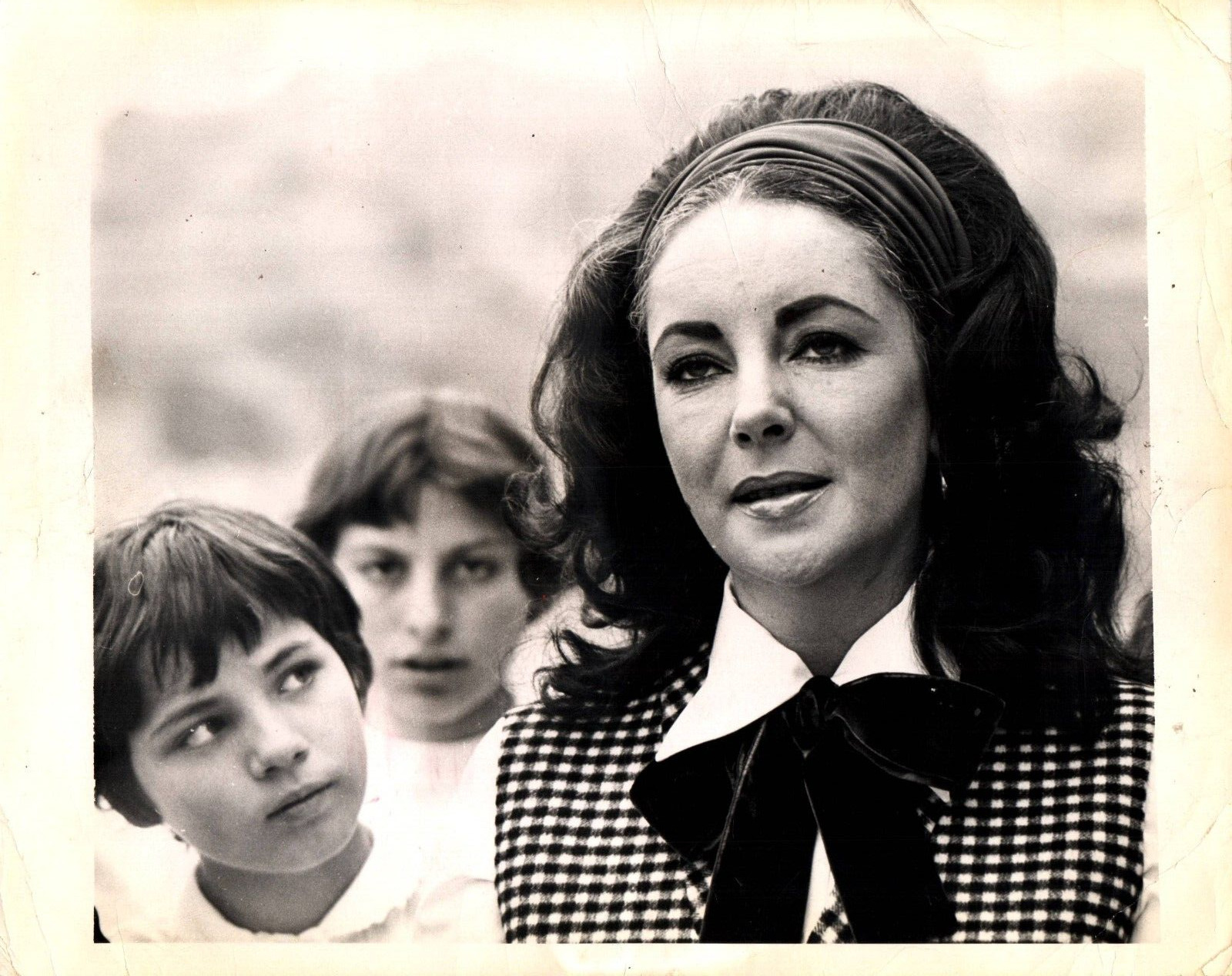 HOLLYWOOD BEAUTY ELIZABETH TAYLOR STYLISH POSE STUNNING PORTRAIT 1972 Photo C35