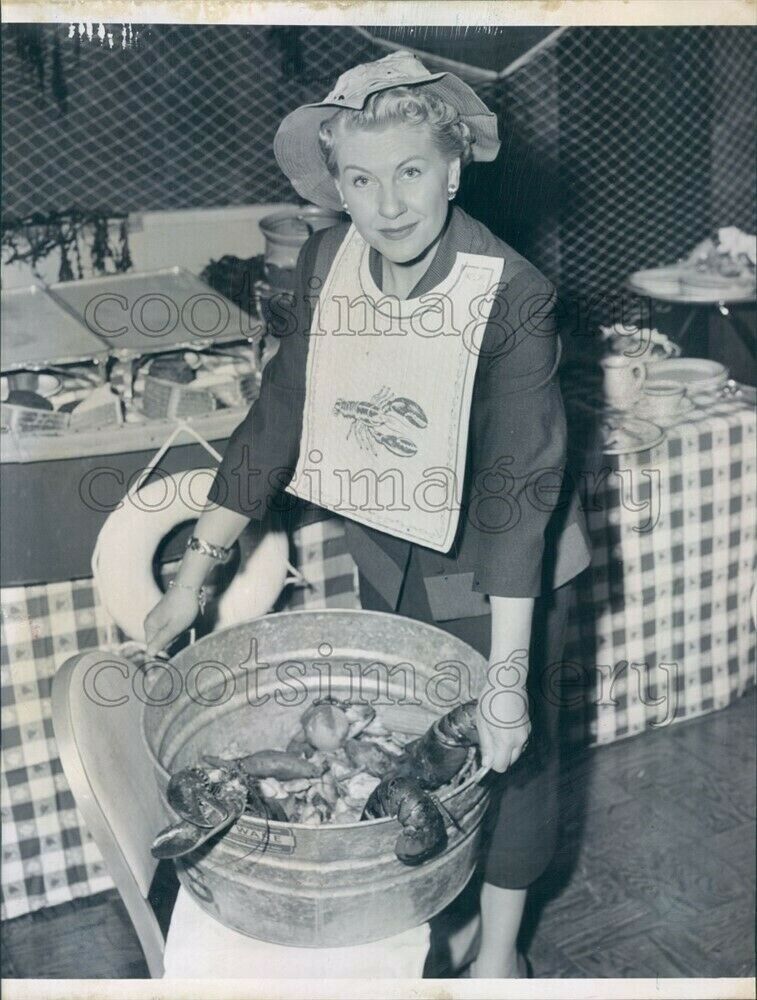1956 Press Photo Opera Singer Claramae Turner With  Washtub of Lobsters