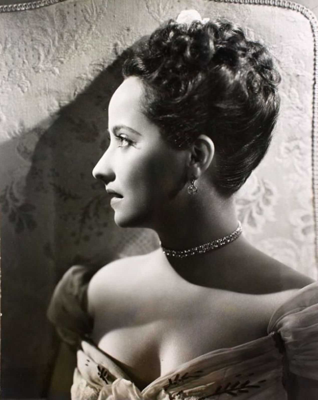 Cinema Favorite MERLE OBERON Side Profile Photo  (171-n)
