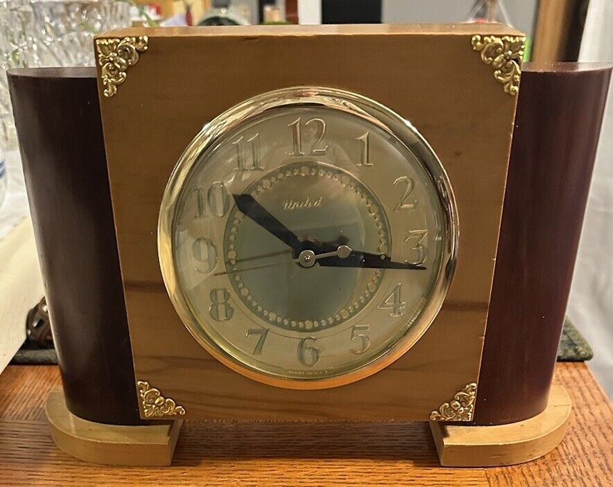 Vintage United Clock Corp Model 75 two color Art Deco desk or mantel clock USA