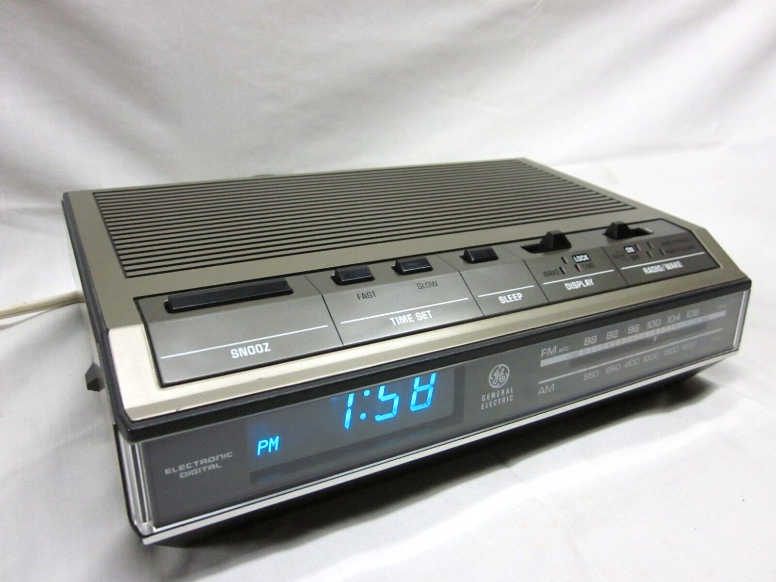 GE Clock Radio Vintage 7-4642A SUPER CLEAN Sounds & Looks Great HIGH QUALITY