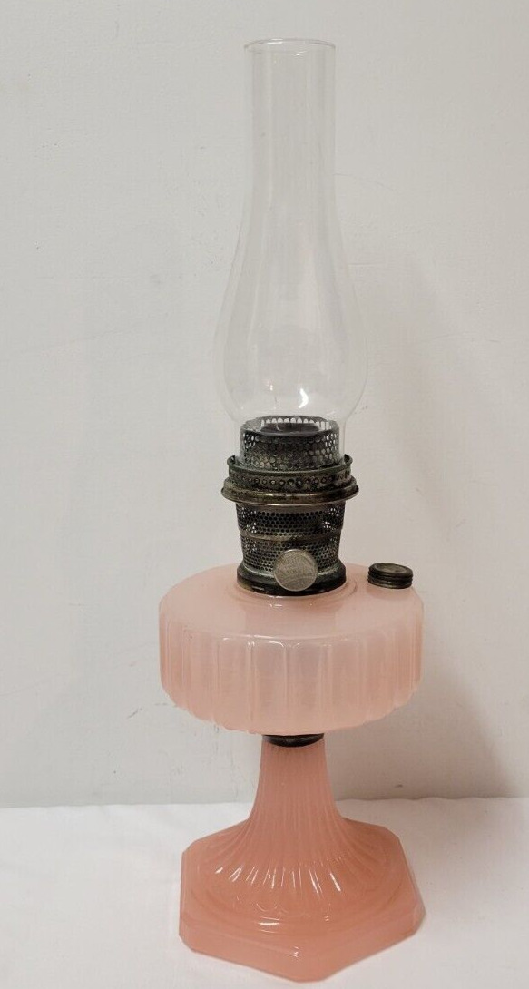 Aladdin 1935 Corinthian Model B-116 Rose Moonstone Kerosene/Oil Lamp w/ chimney