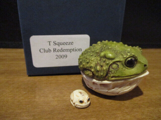 Harmony Kingdom Artist A Binder Green Tight Squeeze Frog in Walnut Club Pc