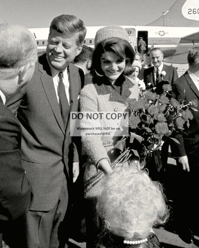 JOHN F. KENNEDY & JACKIE ARRIVE AT LOVE FIELD NOV. 22 1963 - 8X10 PHOTO (BB-863)