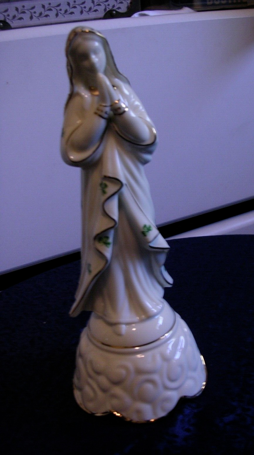 #B Irish Shamrock Porcelain Madonna Catholic Statue Music Box ~Ave Maria