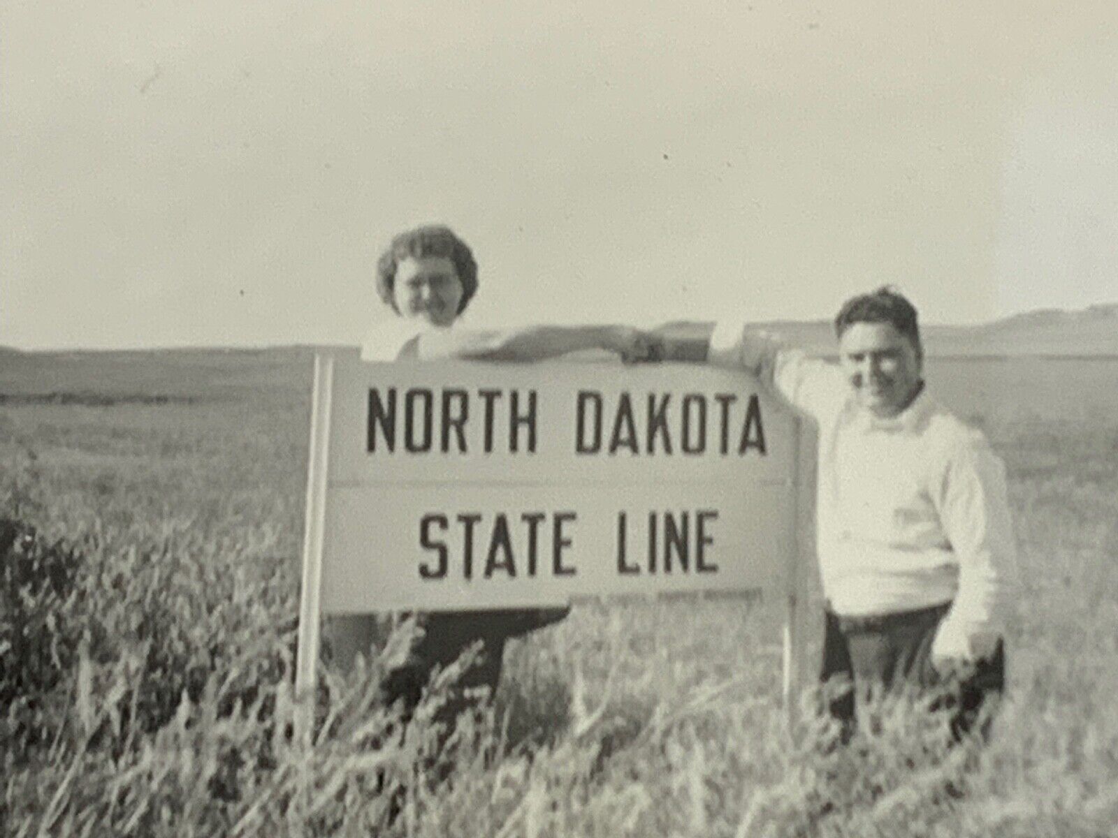 (At) Found Photo Photograph VTG Roadside North Dakota State Line Sign Artistic