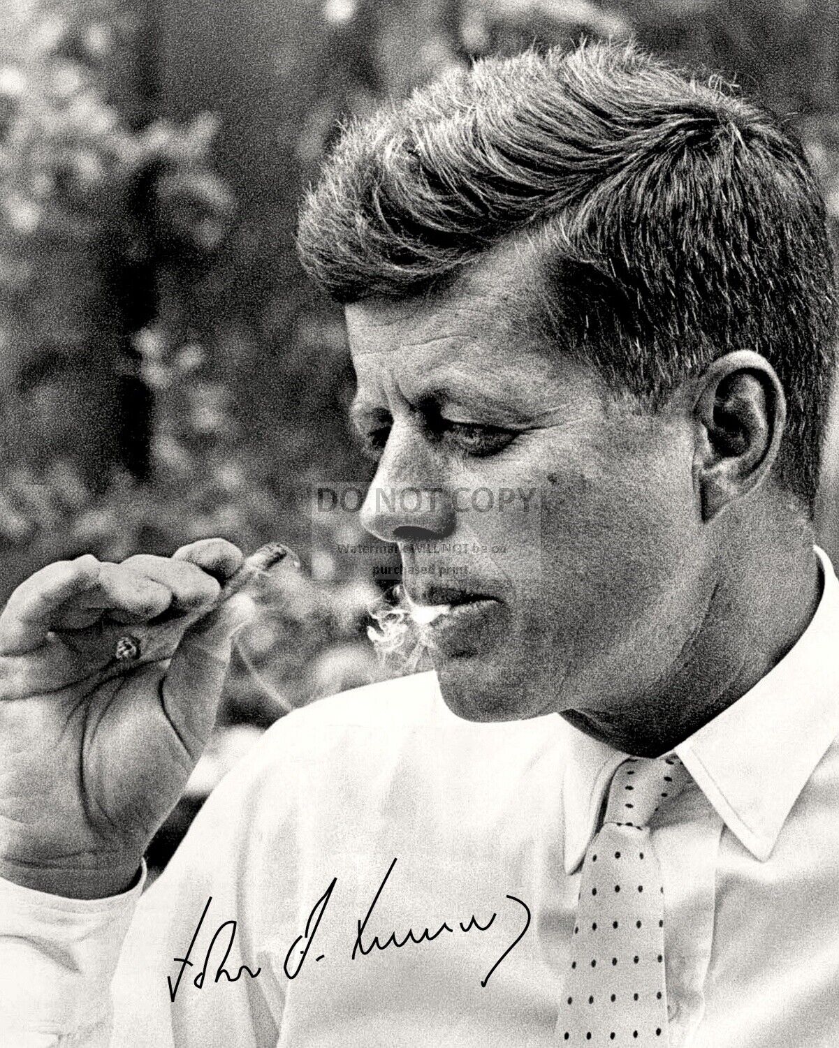 JOHN F. KENNEDY SMOKES CIGAR IN 1963 w/ FACSIMILE SIGNATURE - 8X10 PHOTO (RP025)