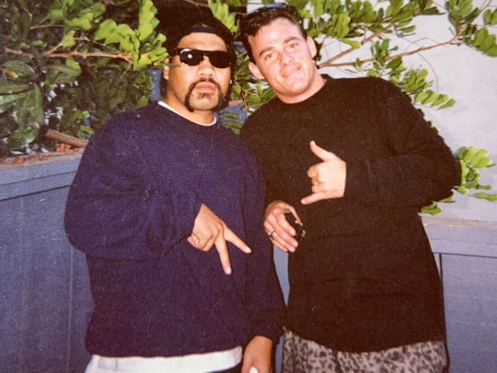 (AtC) FOUND PHOTO Photograph 4x6 Color White And Hispanic Guy Throwing Gang Sign