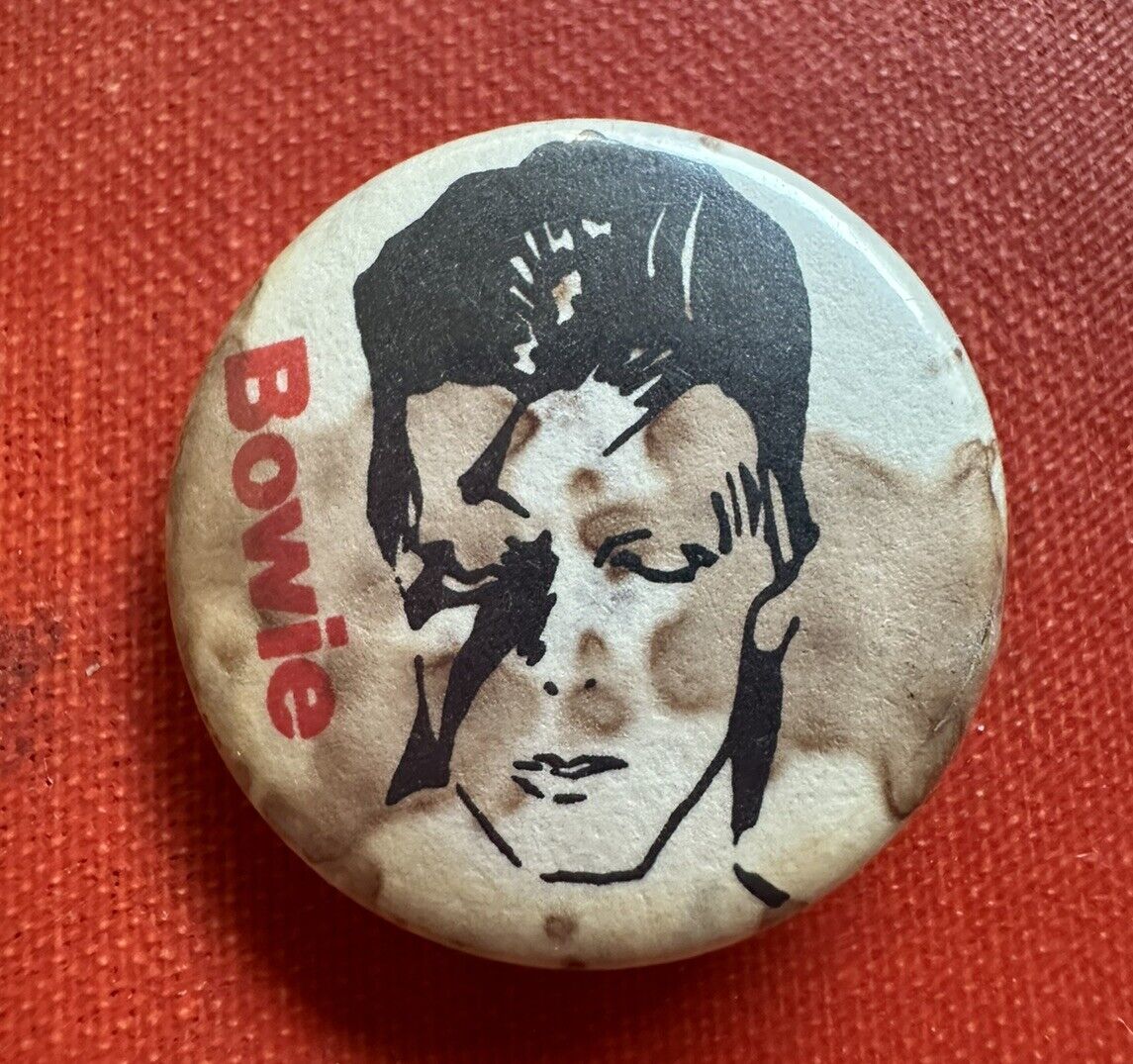 Vintage David Bowie Aladdin Sane pin button badge ( as is )
