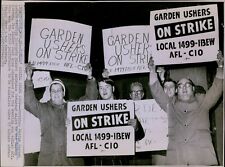 LG848 1970 Wire Photo USHERS STRIKE STOPS NOW Boston Garden Workers Placards picture