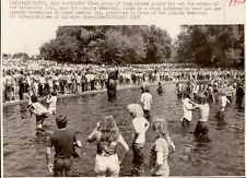 LG980 1970 AP Wire Photo COOLING IT LONG-HAIR HIPPY YOUTHS LINCOLN MEMORIAL POOL picture