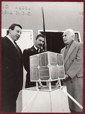 1989 Original Press Photo Italy Milan Model First Satellite Radio Amateurs OSCAR picture