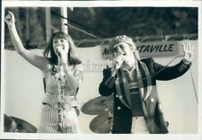 1977 Press Photo Elton John & Kiki Dee Sing Together 1970s picture
