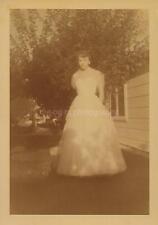 PRETTY AMERICAN WOMAN Vintage FOUND PHOTOGRAPH Color ORIGINAL Snapshot 41 49 W picture