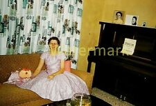 FQ15 ORIGINAL KODACHROME 1950s 35MM AMERICANA SLIDE OH PERFECT LOVE STYLE DRESS picture
