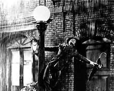Singin' in The Rain classic Gene swinging from lamp post in rain 8x10 inch photo picture