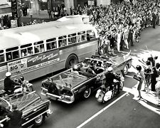 PRESIDENT JOHN F KENNEDY LIMO APPROACHES DEALEY PLAZA 112263 8X10 PHOTO (AA-257) picture