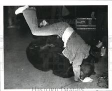 1986 Press Photo Ceasar the Bear at Shadows Rock & Roll Club - cvb38081 picture