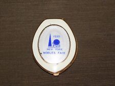 VINTAGE 1939 NEW YORK WORLD'S FAIR LADIES MAKEUP COMPACT & MIRROR picture