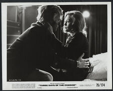 ROBERT REDFORD FAYE DUNAWAY in Three Days Of The Condor '75 ROMANTIC picture