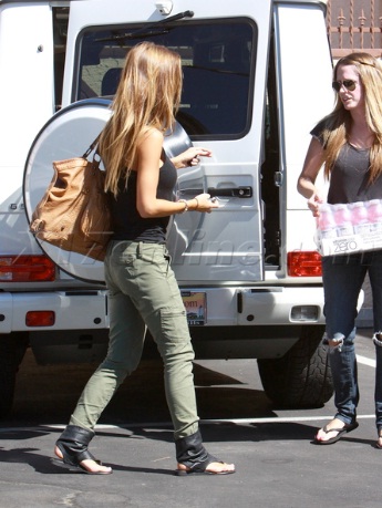 Audrina's assistant hauls a pack of energy drink from her Benz G550