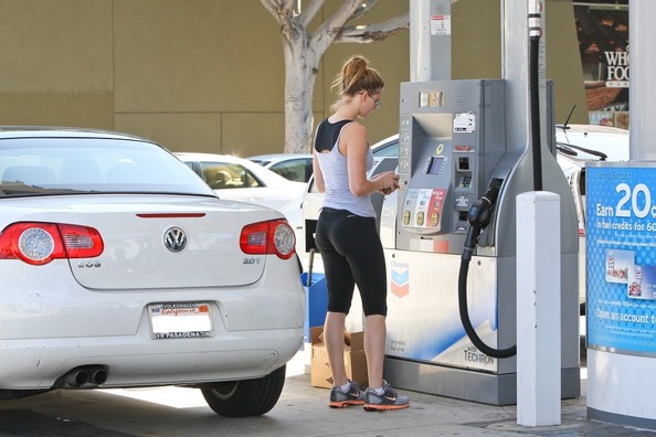 Jennifer Lawrence Fills Up Her EOS | Celebrity Cars Blog