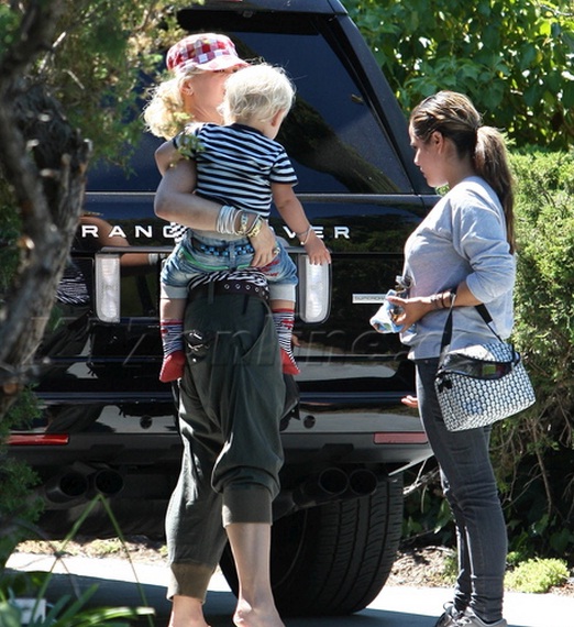 gwen stefani takes kids to a birthday party in a range rover